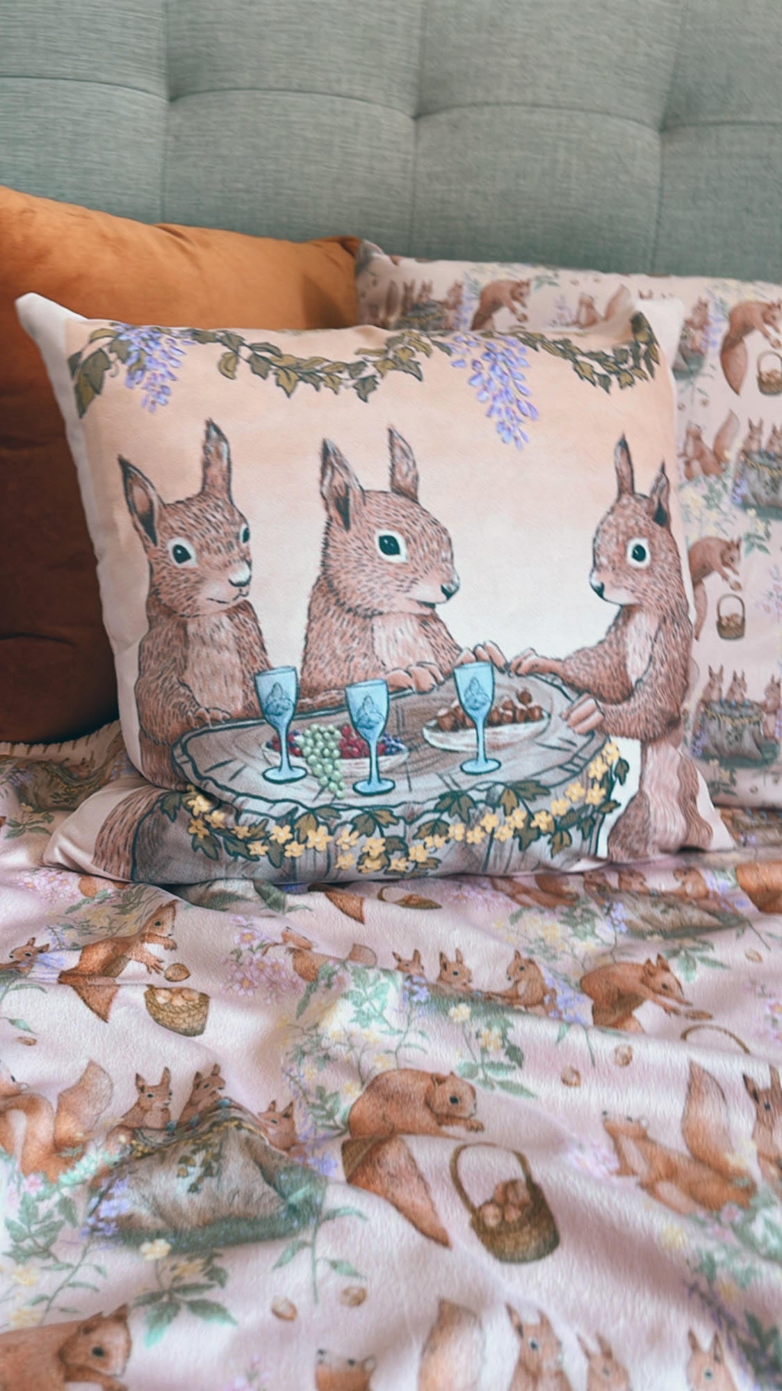 Willows Hedge - Squirrels Celebration Pillow Case